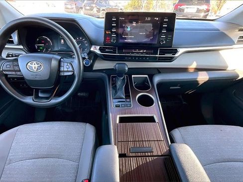 Used 2024 Toyota Sienna LE image 18