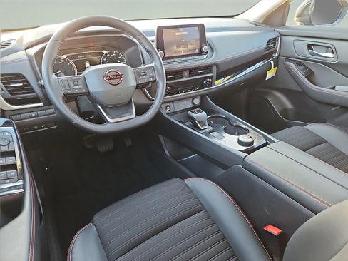 Used 2025 Nissan Rogue SV image 27