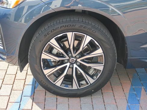 Used 2023 Volvo XC60 B5 Core w/ Climate Package image 5