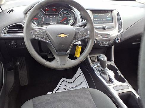 Used 2017 Chevrolet Cruze LT image 3