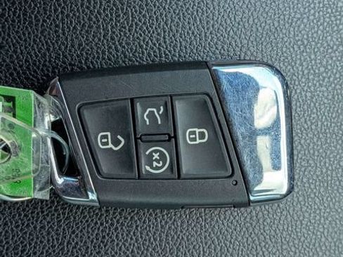 Certified 2023 Volkswagen Atlas SE w/ Black Wheel Package FWD image 30