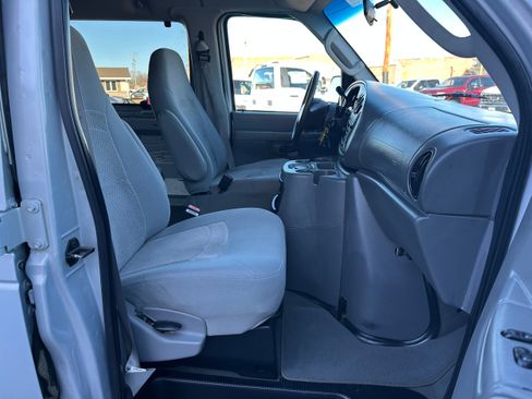 Used 2006 Ford E-150 and Econoline 150 Cargo image 12
