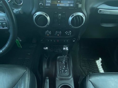 Used 2015 Jeep Wrangler Unlimited Sahara w/ Connectivity Group AWD/4WD image 10