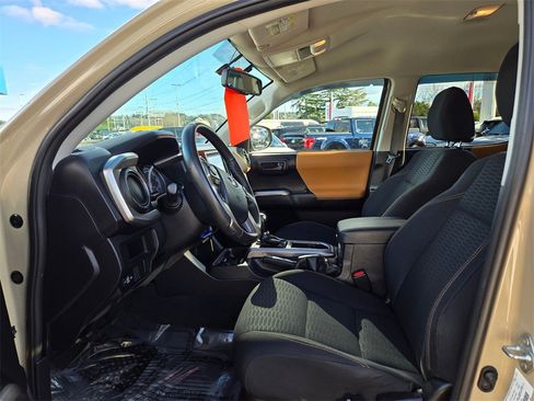 Used 2017 Toyota Tacoma 2WD Double Cab image 12