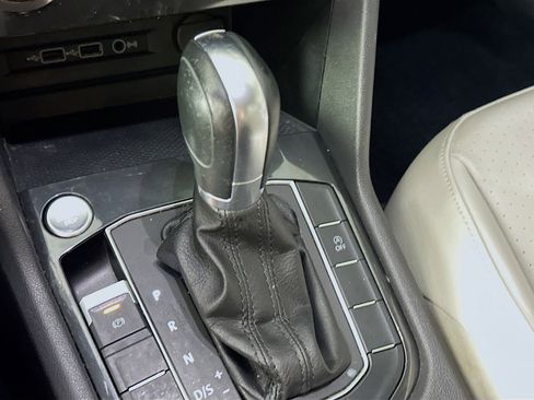 Used 2018 Volkswagen Tiguan SE w/ Panoramic Sunroof Package image 24