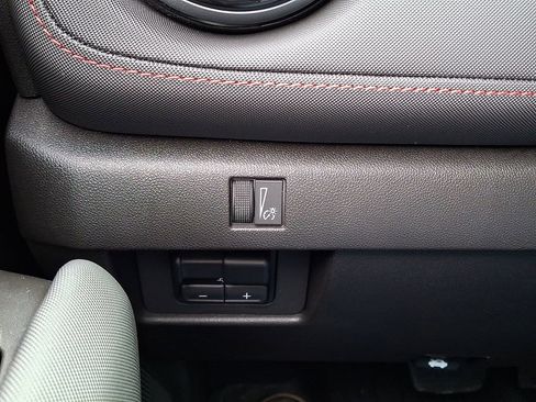 Used 2024 Chevrolet Colorado Z71 w/ Z71 Convenience Package 2 image 28