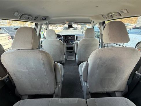 Used 2018 Toyota Sienna L image 20