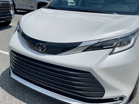 Used 2026 Toyota Sienna Limited FWD image 19