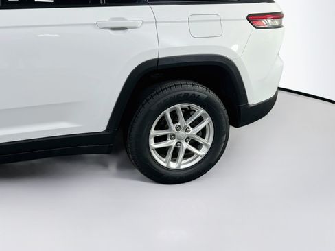 Used 2023 Jeep Grand Cherokee Laredo AWD/4WD image 28