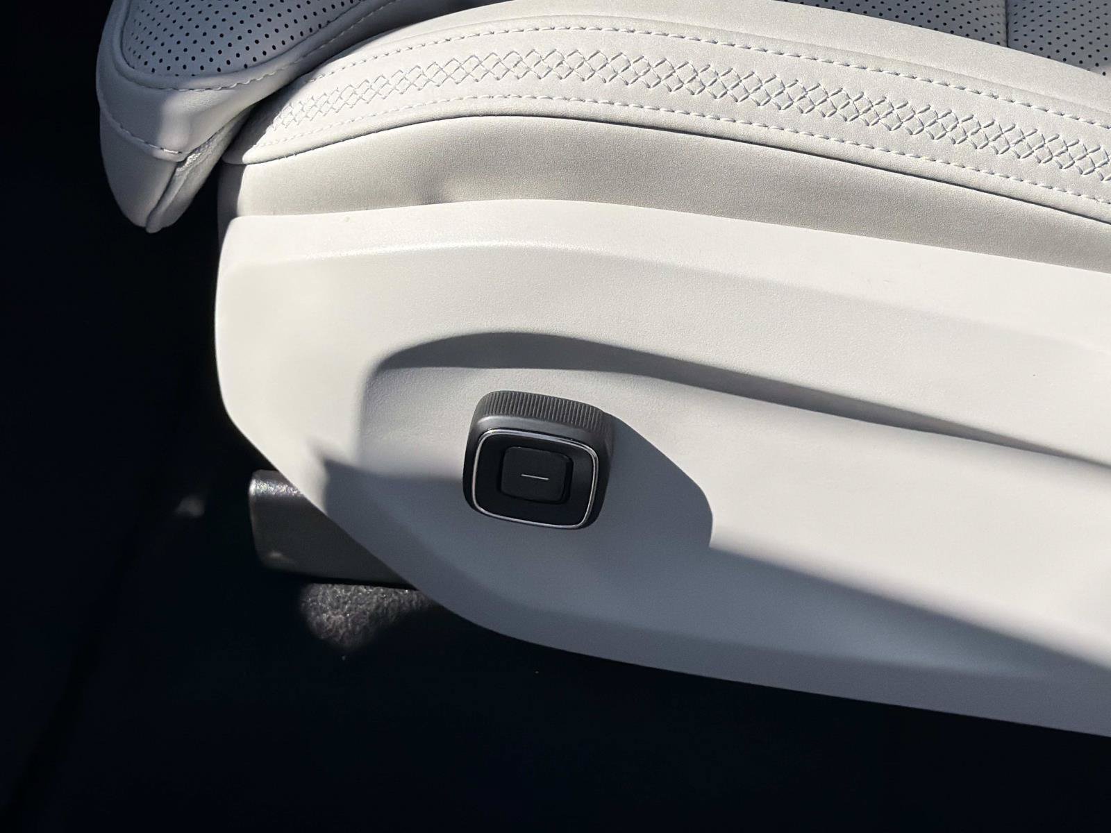New 2026 Volvo EX90 Plus AWD/4WD image 14