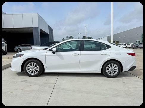 Used 2025 Toyota Camry LE image 2
