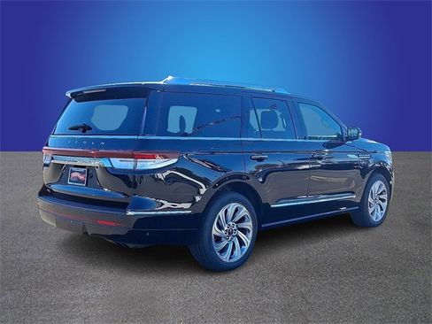 Used 2024 Lincoln Navigator Premiere image 4