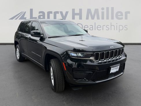 Used 2023 Jeep Grand Cherokee Laredo AWD/4WD image 7