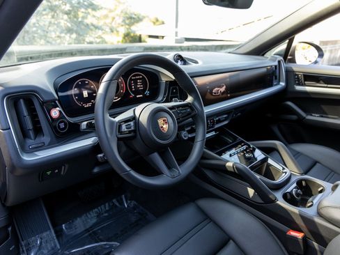 Certified 2025 Porsche Cayenne Coupe image 4