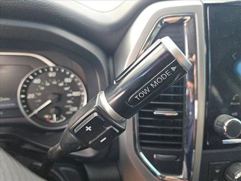 Used 2021 Nissan Titan SV w/ SV Convenience Package image 12