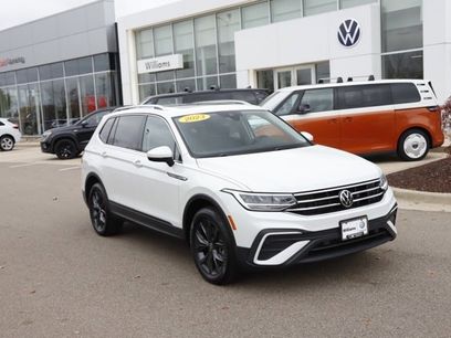 Used 2023 Volkswagen Tiguan SE w/ Panoramic Sunroof Package