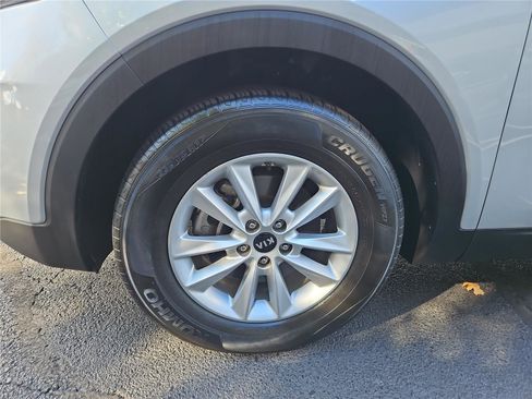 Used 2019 Kia Sorento LX image 11