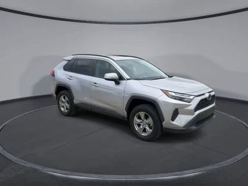Used 2022 Toyota RAV4 XLE w/ Convenience Package FWD image 2