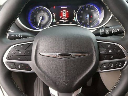 Used 2024 Chrysler Pacifica Touring-L image 20