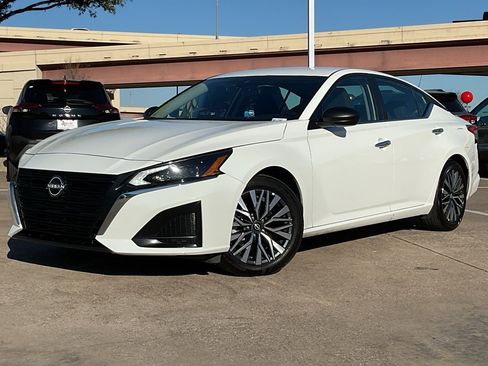 Used 2025 Nissan Altima 2.5 SV image 2