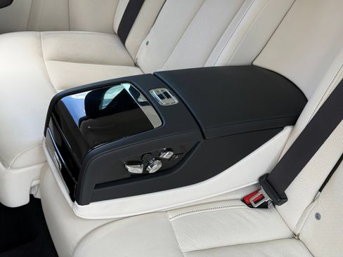 Used 2022 Rolls-Royce Phantom Sedan RWD image 32