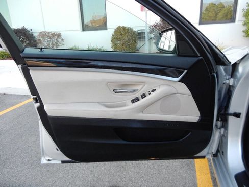 Used 2012 BMW 550i xDrive Sedan image 25