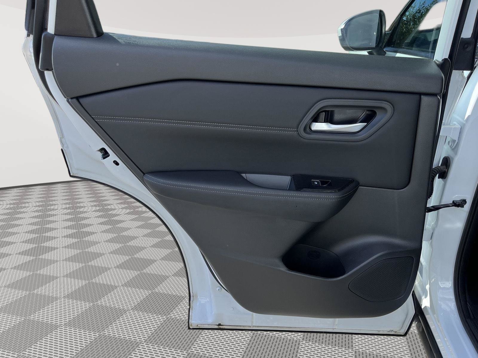 Used 2025 Nissan Rogue SL AWD/4WD image 11