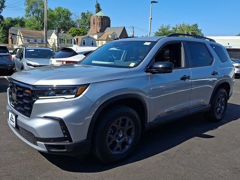 Certified 2023 Honda Pilot TrailSport image 3