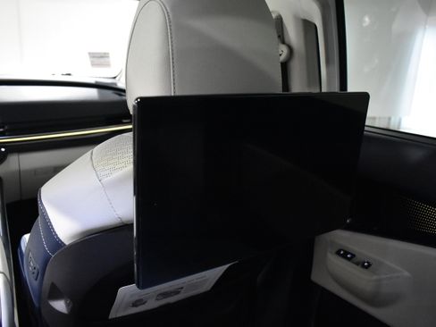 Used 2025 Kia Carnival SX Prestige image 32