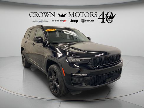 Used 2023 Jeep Grand Cherokee Limited w/ Black Appearance Package AWD/4WD image 9