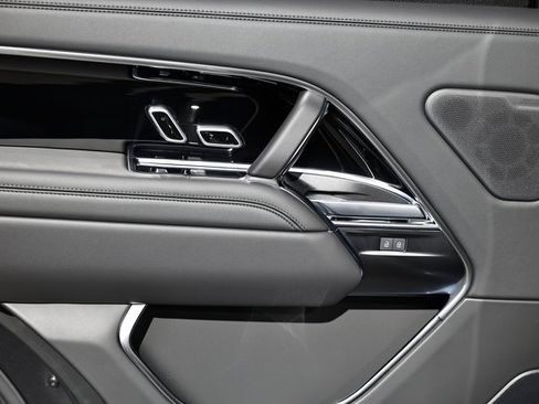 New 2025 Land Rover Range Rover Long Wheelbase SE image 29