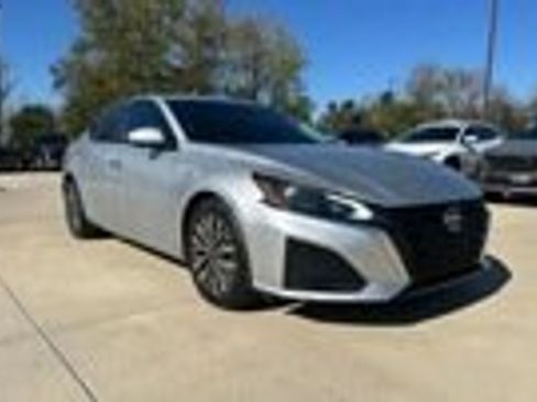 Used 2023 Nissan Altima 2.5 SV image 3