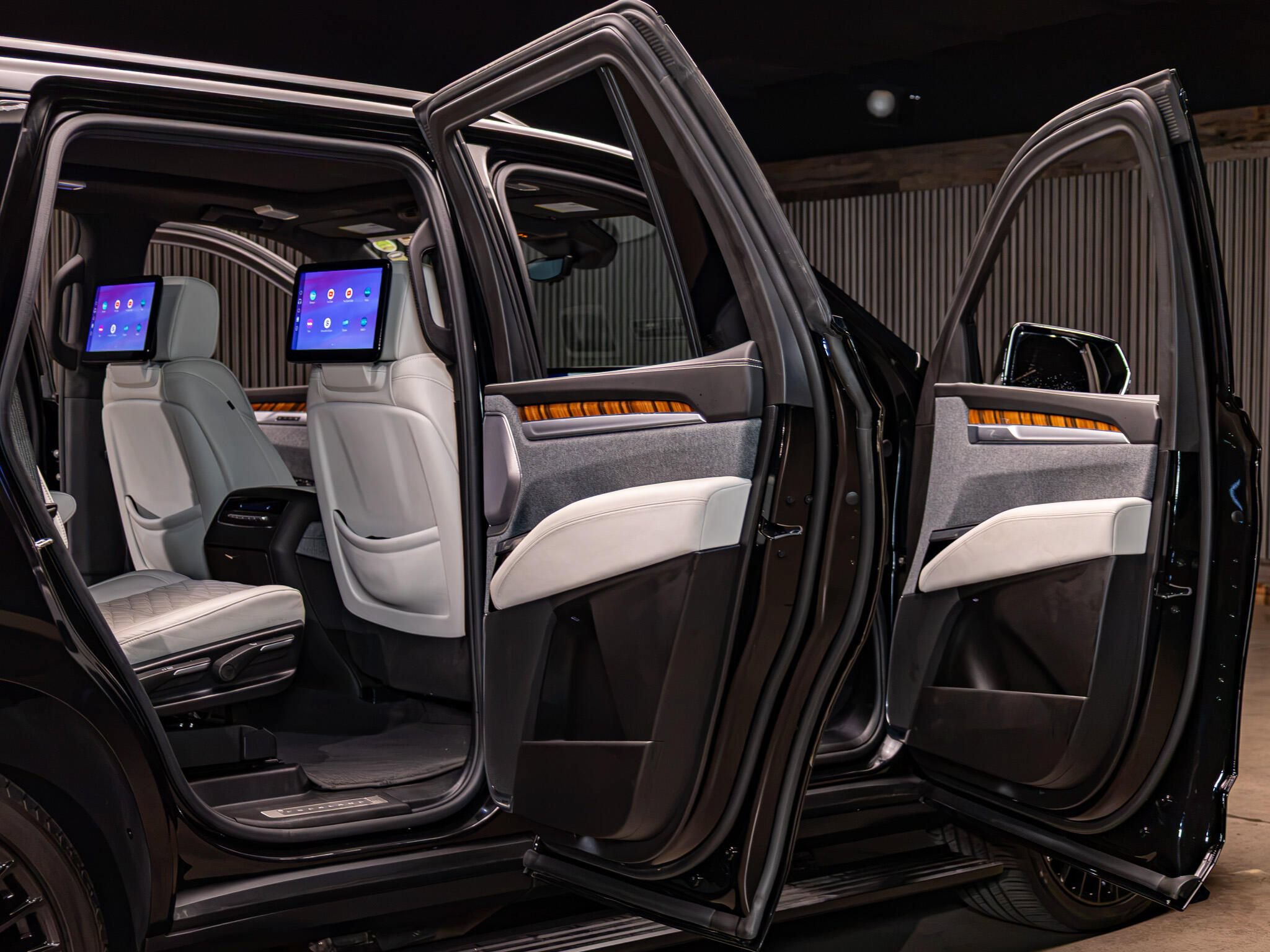 Used 2025 Cadillac Escalade Sport Platinum w/ LPO, Floor Liner Package AWD/4WD image 30