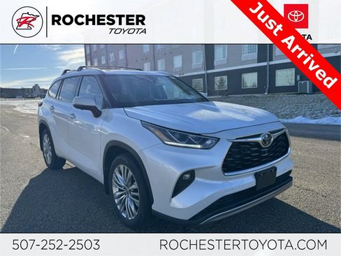 Used 2023 Toyota Highlander Platinum image 1