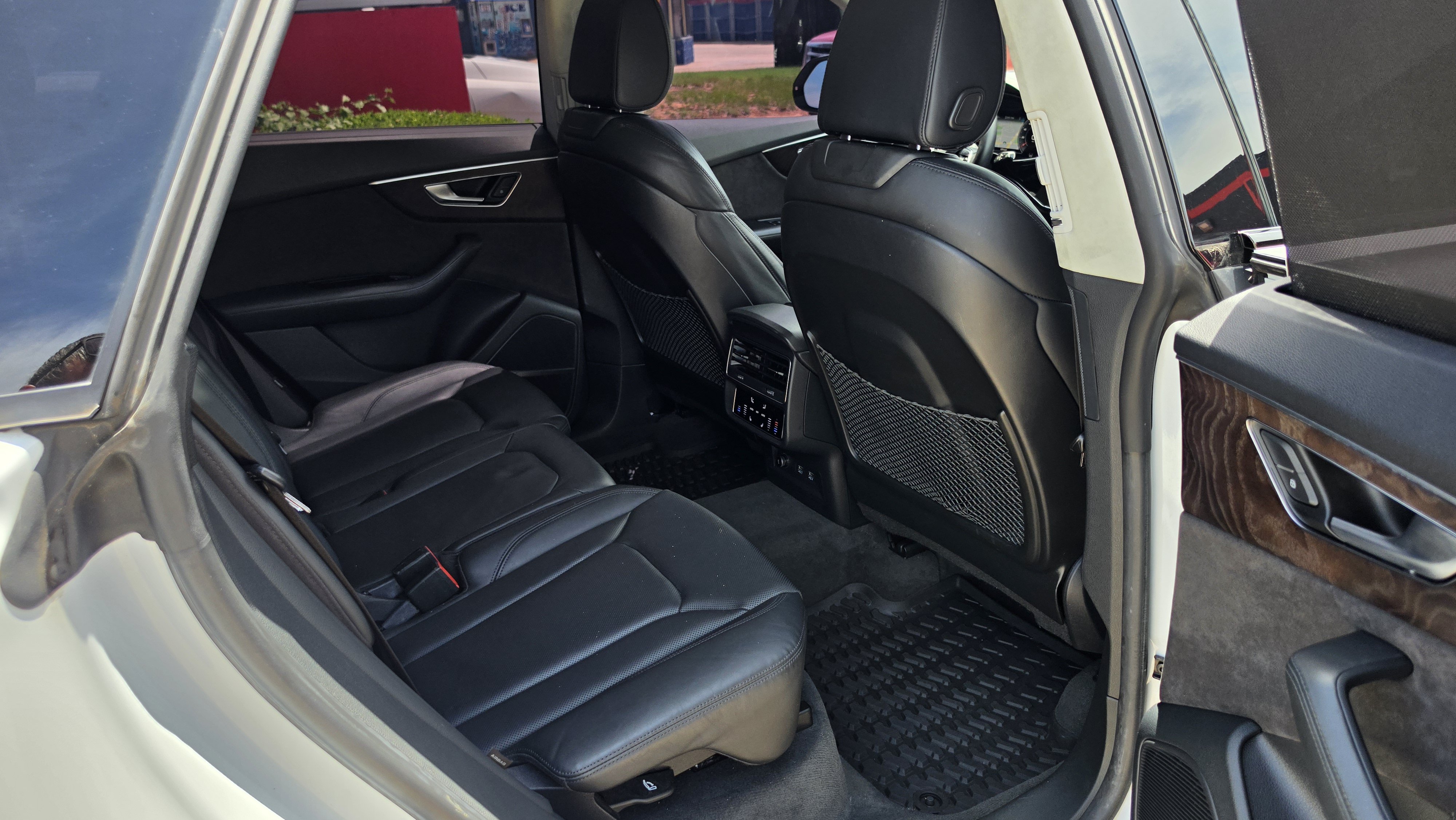 Used 2019 Audi Q8 Prestige w/ Luxury Package AWD/4WD image 32