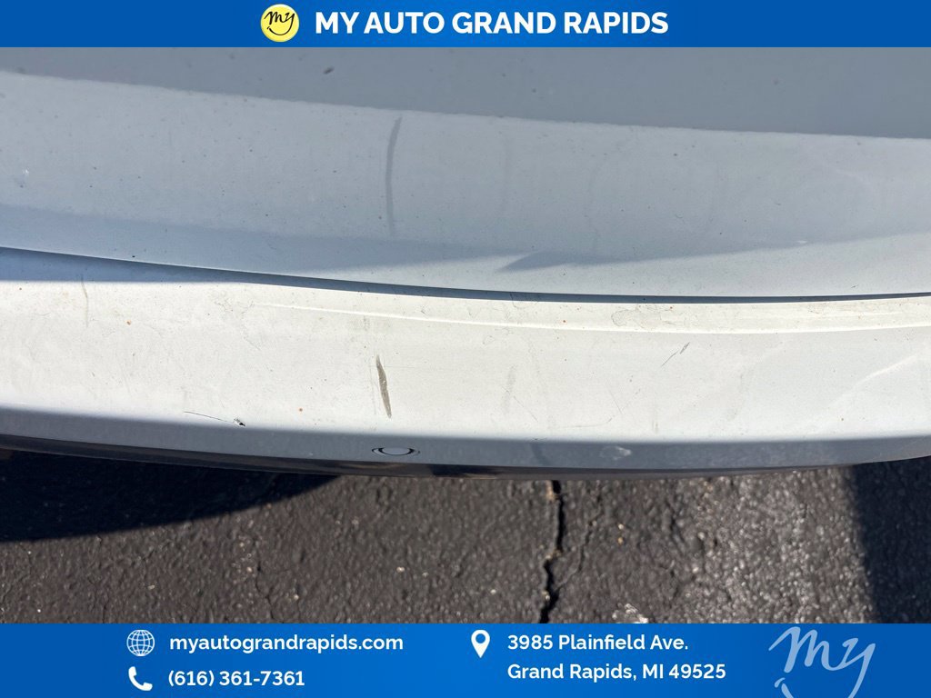 Used 2018 Chrysler Pacifica Limited w/ Tire & Wheel Group FWD image 9