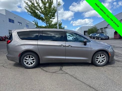 Used 2017 Chrysler Pacifica Touring FWD image 10