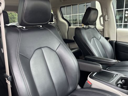Used 2024 Chrysler Pacifica Touring-L FWD image 19