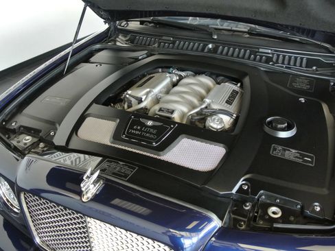 Used 2009 Bentley Azure RWD image 10