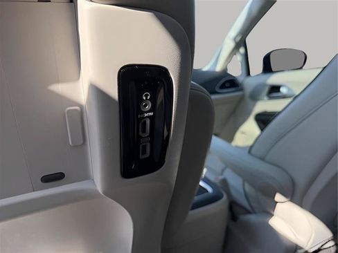 Used 2018 Chrysler Pacifica Limited w/ Advanced Safetytec Group FWD image 29