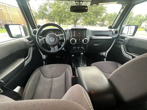 Used 2014 Jeep Wrangler Unlimited Rubicon w/ Connectivity Group AWD/4WD image 21