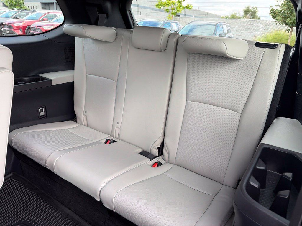 Used 2024 Toyota Grand Highlander AWD Hybrid image 24