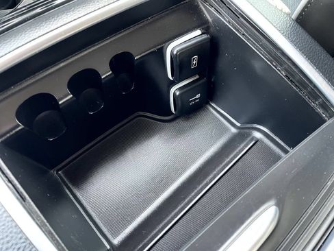 Used 2022 Chrysler Pacifica Limited FWD image 21