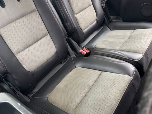 Used 2017 Ford Explorer XLT w/ XLT Appearance Package image 18