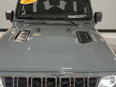 Used 2025 Jeep Wrangler Unlimited Rubicon AWD/4WD image 32