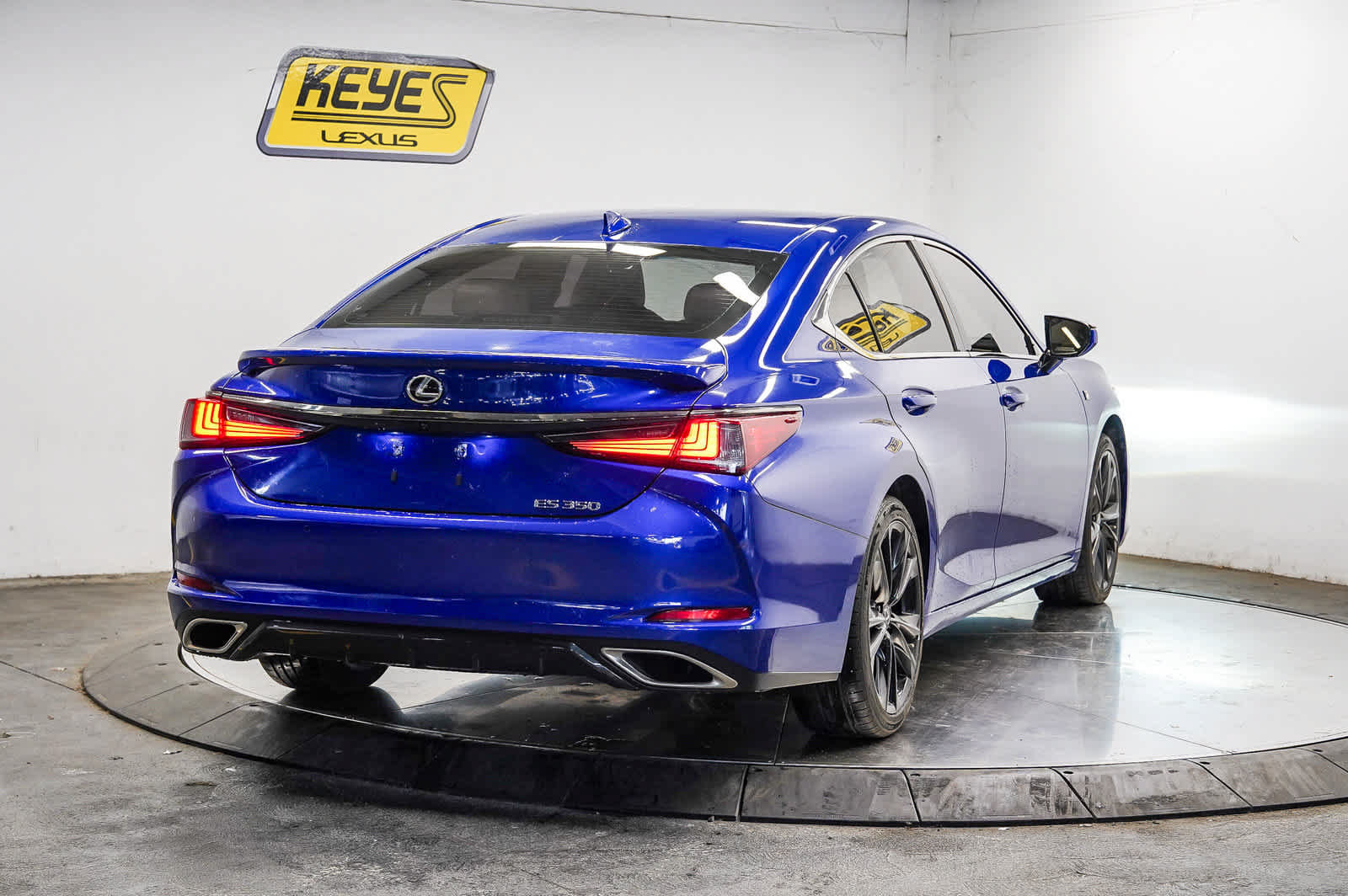 Used 2023 Lexus ES 350 F Sport w/ Accessory Package (Z2) FWD image 4