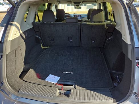 Used 2024 Nissan Rogue SV image 8