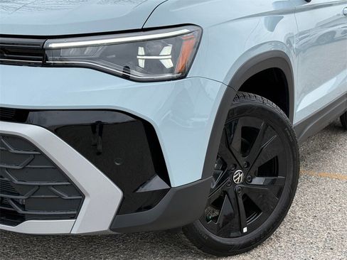 New 2026 Volkswagen Taos SE image 2