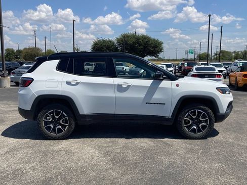 Used 2025 Jeep Compass Trailhawk AWD/4WD image 4