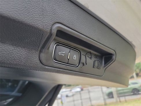 Used 2022 Ford Explorer XLT image 9